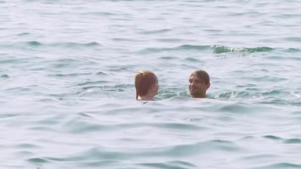 Feliz familia bañándose en el mar. el concepto de vacaciones y viajes. 4k, cámara lenta — Vídeos de Stock