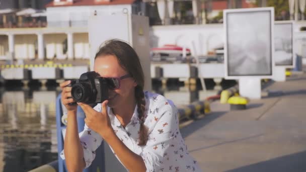 专业摄影师, 在海港的图片在游艇的背景下, 一个女人按下按钮, 并与模型交谈。4k. 慢动作, — 图库视频影像