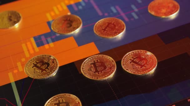 Koin Emas Bitcoin Pada Latar Belakang Grafik Keuangan Yang Cerah — Stok Video