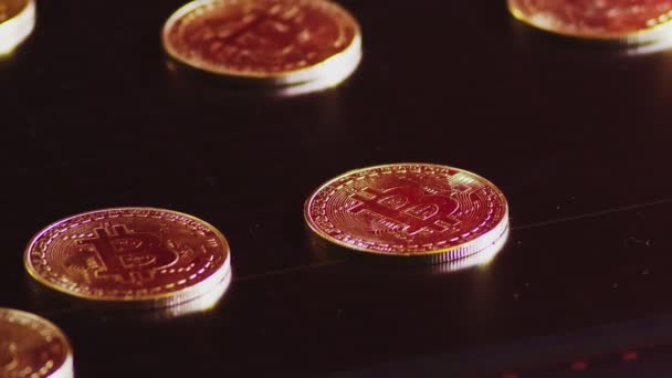 Koin emas, bitcoin pada latar belakang grafik keuangan yang cerah. grafik bisnis close-up. Cryptocurrency. Mata uang virtual, 4k besar . — Stok Video