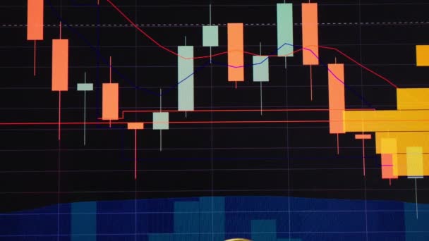 Monedas de oro, bitcoins en un fondo de brillantes gráficos financieros. Gráficos de negocios de cerca. Criptomoneda. Moneda virtual, grande 4k . — Vídeos de Stock