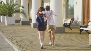 iki kız, genç güzel kız, parkta dans. kızlar dans ve atlama, tatil beldesi yürüyüş. steadicam vurdu. 4k, ağır çekim