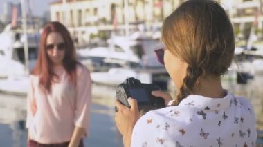 profesyonel fotoğrafçı, yatlar, zemin karşı liman içinde bir kadın resimleri bir düğmeye basmadan ve görüşmeler için model. 4k, ağır çekim,