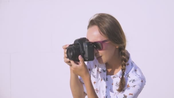 Fotógrafo profissional tira fotos de um modelo de menina. 4k, câmera lenta , — Vídeo de Stock