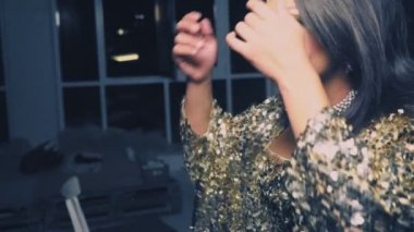 travesti-diva. Gösteri travesti kavramı. Adam aktör bir kadına dönüşür. o onun Bayan giyim ve peruk koyar. 4k, ağır çekim silah, steadicam atış
