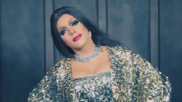 Travesti-diva. O conceito do show travesti. Homem-actor transforma-se numa mulher. Ele dança, canta e posa na câmara. 4k, câmera lenta, tiro steadicam — Vídeo de Stock