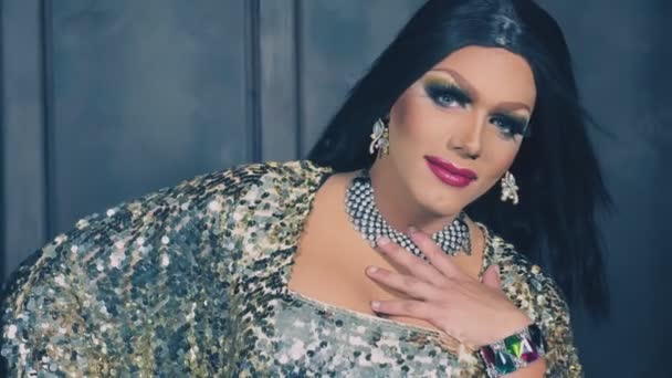 Travesti-diva. Travesti gösterinin kavramı. Adam-aktör bir kadına dönüşür. dans ediyor, şarkı söylüyor ve kameraya poz veriyor. 4k, ağır çekim, steadicam çekim — Stok video