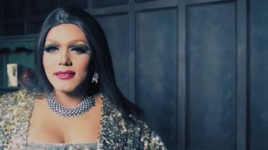 travesti-diva. Travesti gösterinin kavramı. Adam-aktör bir kadına dönüşür. dans ediyor, şarkı söylüyor ve kameraya poz veriyor. 4k, ağır çekim, steadicam çekim