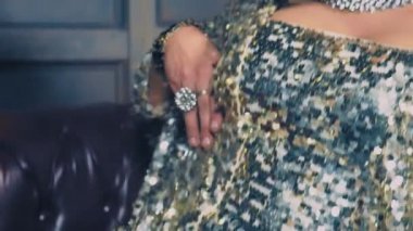 travesti-diva. Travesti gösterinin kavramı. Adam-aktör bir kadına dönüşür. dans ediyor, şarkı söylüyor ve kameraya poz veriyor. 4k, ağır çekim, steadicam çekim