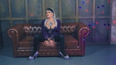 travesti-diva. Travesti gösterinin kavramı. Adam-aktör bir kadına dönüşür. dans ediyor, şarkı söylüyor ve kameraya poz veriyor. 4k, ağır çekim, steadicam çekim