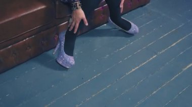 travesti-diva. Travesti gösterinin kavramı. Adam-aktör bir kadına dönüşür. dans ediyor, şarkı söylüyor ve kameraya poz veriyor. 4k, ağır çekim, steadicam çekim.