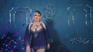 travesti-diva. Travesti gösterinin kavramı. Adam-aktör bir kadına dönüşür. dans ediyor, şarkı söylüyor ve kameraya poz veriyor. 4k, ağır çekim, steadicam çekim