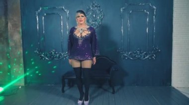 travesti-diva. Travesti gösterinin kavramı. Adam-aktör bir kadına dönüşür. dans ediyor, şarkı söylüyor ve kameraya poz veriyor. 4k, ağır çekim, steadicam çekim