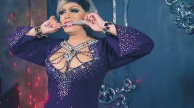 travesti-diva. Travesti gösterinin kavramı. Adam-aktör bir kadına dönüşür. dans ediyor, şarkı söylüyor ve kameraya poz veriyor. 4k, ağır çekim, steadicam çekim
