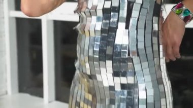 travesti-diva. Travesti gösterinin kavramı. Adam-aktör bir kadına dönüşür. dans ediyor, şarkı söylüyor ve kameraya poz veriyor. 4k, ağır çekim, steadicam çekim