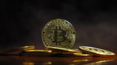 altın sikke, bir sis perdesi safitov ışığında arka plan üzerinde bitkoyny. yakın çekim. Kripto para birimi. Sanal para, 4k