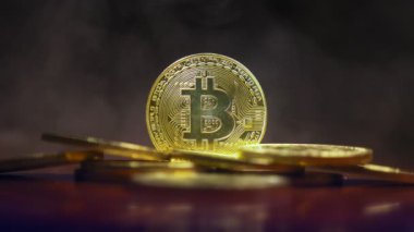 altın sikke, bir sis perdesi safitov ışığında arka plan üzerinde bitkoyny. yakın çekim. Kripto para birimi. Sanal para, 4k