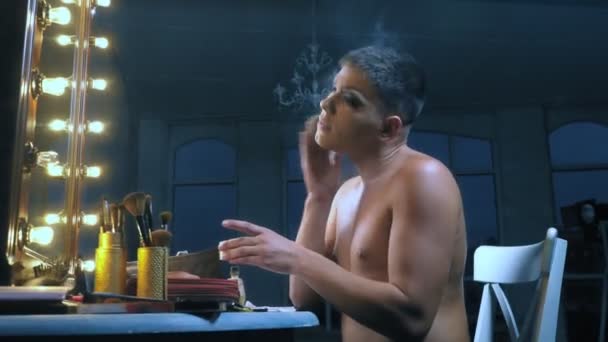 Travesty-diva. Le concept de travesti. L'homme-acteur se transforme en femme. un homme se maquille le visage. dans la pièce devant le miroir. 4k, ralenti, tir steadicam — Video