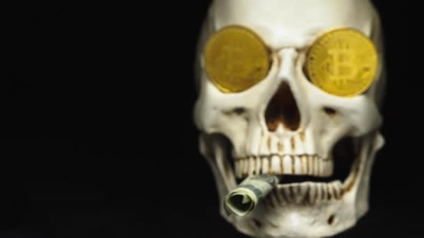 Cráneo con billetes de dólar en la boca, bitcoins en los ojos. fondo oscuro — Vídeo de stock