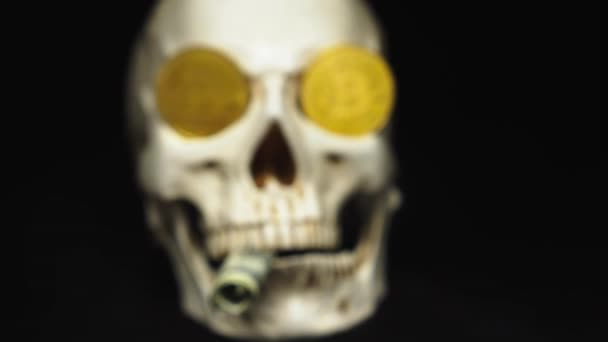 Crânio com notas de dólares americanos na boca, bitcoins nos olhos. fundo escuro — Vídeo de Stock