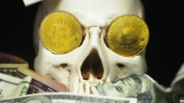 Schedel met ons dollarbiljetten in zijn mond. bitcoins op de ogen. — Stockvideo