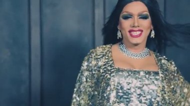 travesti-diva. Travesti gösterinin kavramı. Adam-aktör bir kadına dönüşür. dans ediyor, şarkı söylüyor ve kameraya poz veriyor. 4k, ağır çekim, steadicam çekim
