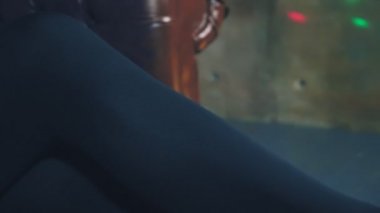 travesti-diva. Travesti gösterinin kavramı. Adam-aktör bir kadına dönüşür. dans ediyor, şarkı söylüyor ve kameraya poz veriyor. 4k, ağır çekim, steadicam çekim