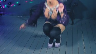 travesti-diva. Travesti gösterinin kavramı. Adam-aktör bir kadına dönüşür. dans ediyor, şarkı söylüyor ve kameraya poz veriyor. 4k, ağır çekim, steadicam çekim