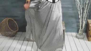 travesti-diva. Travesti gösterinin kavramı. Adam-aktör bir kadına dönüşür. dans ediyor, şarkı söylüyor ve kameraya poz veriyor. 4k, ağır çekim, steadicam çekim