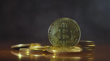 altın sikke, bir sis perdesi safitov ışığında arka plan üzerinde bitkoyny. yakın çekim. Kripto para birimi. Sanal para, 4k