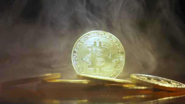 Gold coins, bitkoyny on the background of a smokescreen in the light of safitov. close-up. Crypto currency. Virtual currency, 4k — Stock Video