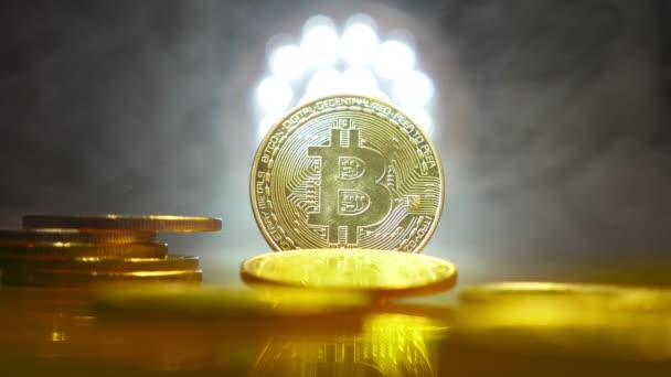Koin emas, bitkoyny di latar belakang tabir asap dalam terang safitov. close-up. Mata uang Crypto. Mata uang virtual, 4k — Stok Video