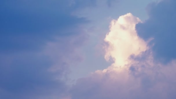 Egy gyönyörű felhős táj nagy felhők és a naplemente, a lenyugvó nap sugarai festeni a felhők, a bíbor szín. 4 k. time-lapse — Stock videók