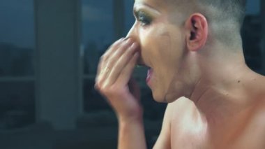 travesti-diva. Bir travesti kavramı. Adam-aktör bir kadına dönüşür. bir adam, yüzünde bir makyaj uygulanır. Aynanın önünde odaya. 4k, steadicam çekim