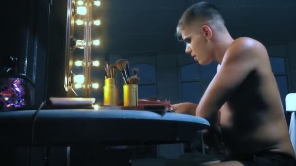 Travesty-diva. Le concept de travesti. L'homme-acteur se transforme en femme. un homme se maquille le visage. dans la pièce devant le miroir. 4k, tir steadicam — Video