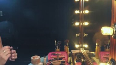 travesti-diva. Bir travesti kavramı. Adam-aktör bir kadına dönüşür. bir adam, yüzünde bir makyaj uygulanır. Aynanın önünde odaya. 4k, steadicam çekim