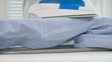 biri, arkasında, tahta ev işi sırasında Gömlek Ütü dumanı tüten demir kullanarak. 4k, ağır çekim. yakın çekim