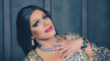 travesti-diva. Travesti gösterinin kavramı. Adam-aktör bir kadına dönüşür. dans ediyor, şarkı söylüyor ve kameraya poz veriyor. 4k, ağır çekim, steadicam çekim