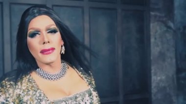 travesti-diva. Travesti gösterinin kavramı. Adam-aktör bir kadına dönüşür. dans ediyor, şarkı söylüyor ve kameraya poz veriyor. 4k, ağır çekim, steadicam çekim