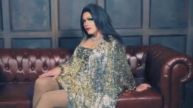 travesti-diva. Travesti gösterinin kavramı. Adam-aktör bir kadına dönüşür. dans ediyor, şarkı söylüyor ve kameraya poz veriyor. 4k, ağır çekim, steadicam çekim