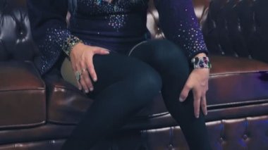 travesti-diva. Travesti gösterinin kavramı. Adam-aktör bir kadına dönüşür. dans ediyor, şarkı söylüyor ve kameraya poz veriyor. 4k, ağır çekim, steadicam çekim