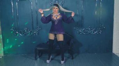 travesti-diva. Travesti gösterinin kavramı. Adam-aktör bir kadına dönüşür. dans ediyor, şarkı söylüyor ve kameraya poz veriyor. 4k, ağır çekim, steadicam çekim