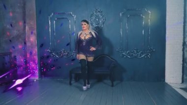 travesti-diva. Travesti gösterinin kavramı. Adam-aktör bir kadına dönüşür. dans ediyor, şarkı söylüyor ve kameraya poz veriyor. 4k, ağır çekim, steadicam çekim