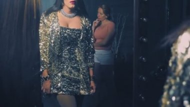 travesti-diva. Gösteri travesti kavramı. Adam aktör bir kadına dönüşür. kadın giyim koyar. 4k, ağır çekim silah, steadicam atış