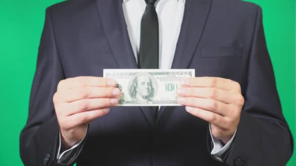 Homme d'affaires tenant un dollar en main. 4k, fond vert, gros plan, ralenti. espace de copie — Video