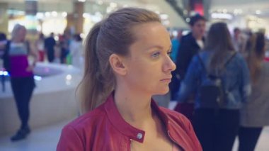 Müşteriler geçen ortasında bir süpermarkette sıkılmış bir kadın portresi. 4 k. bulanıklık