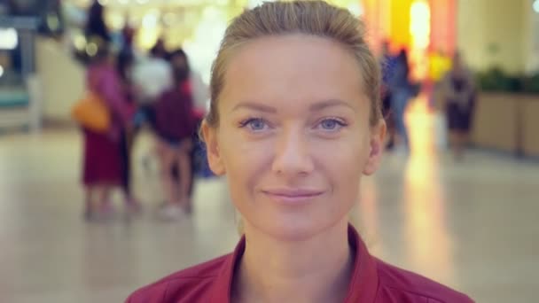 Jovem atraente olhar ar câmera sorrindo sentir-se feliz no shopping. Fecha. Shopaholic. 4k — Vídeo de Stock