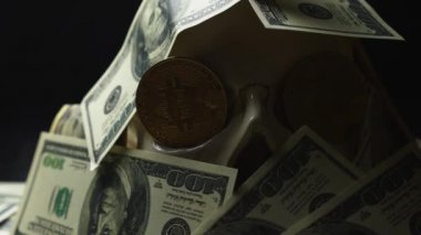 insan kafatası Amerikan Doları yığını. gözde Bitcoins