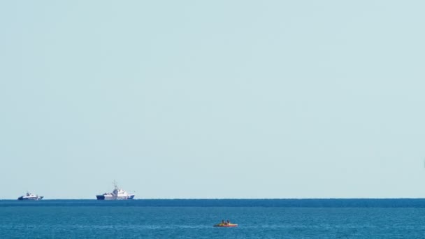 Два больших корабля стоят на якоре в море, мимо проходит лодка. 4к, временной лапш — стоковое видео