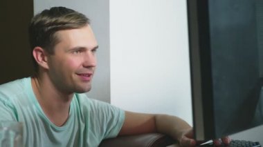 Internet iletişim bilgisayar ekranına bakarak masada oturan adam. online dating kavramı. 4k, ağır çekim